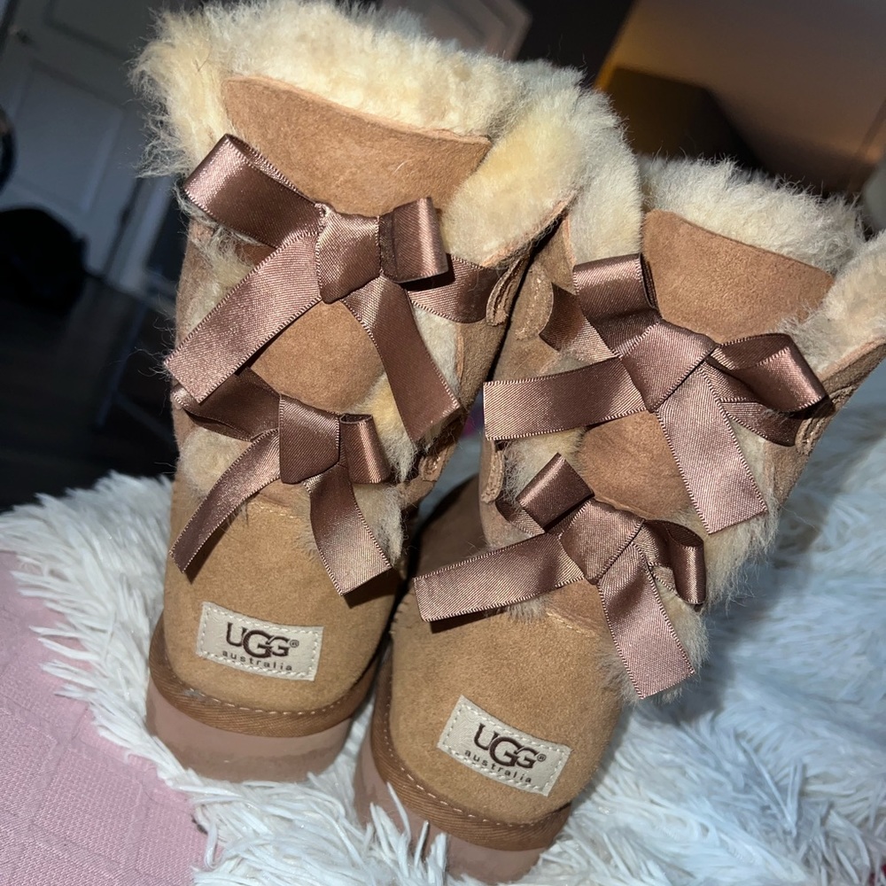 Bailey Bow UGGS SIZE 8